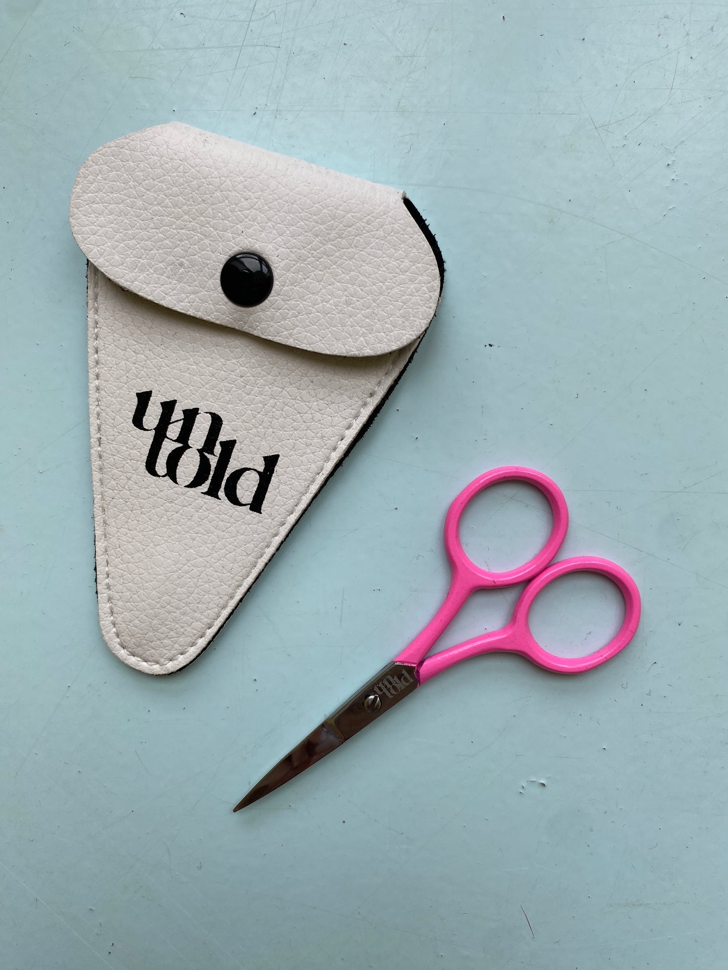 Un-told saks med etui