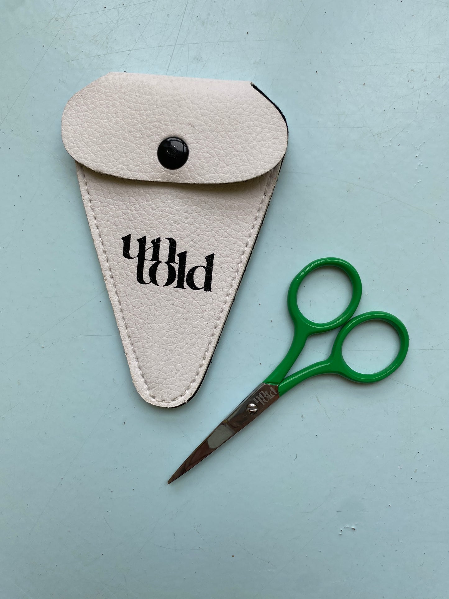 Un-told saks med etui